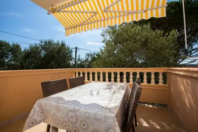 Image de Appartement de deux chambres avec la terrasse et la vue sur le mer Barbat, Rab (A-16245-a)