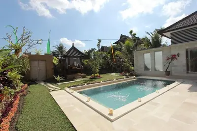 Image de Une élégante villa avec piscine et cuisine et jardin de verdure