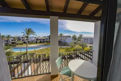 Image de Maison de ville avec piscine commune et vue sur la mer