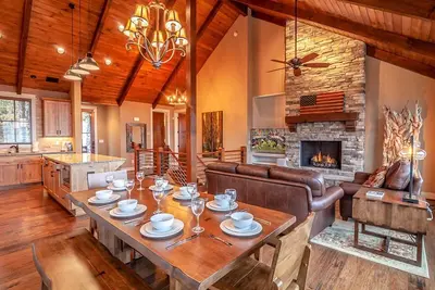 Image de Chalet haut de gamme chic 3br / 2ba au Blue Ridge Mtn Club, vues, cheminée extérieure, centre de remise en forme, accès à la rivière