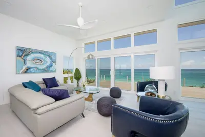 Image de Superbe nouvelle maison isolée en bord de mer avec piscine, vues spectaculaires