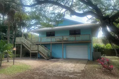 Image de Maison de piscine joliment mise à jour près de la plage privée