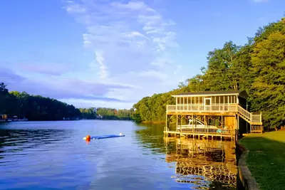 Image de La vie est Bon au lac - Profitez des couleurs de l'automne et détendez-vous avec des amis!