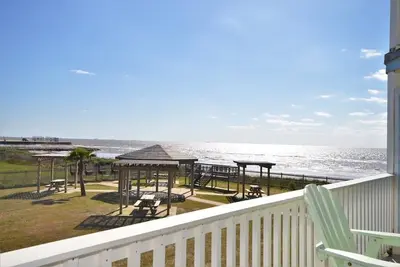 Image de Seascape 2/2 condo en bord de mer, le lever du soleil sur un balcon surdimensionné