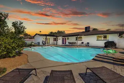 Image de Nouvelle maison moderne près de la vieille piscine chauffée de Scottsdale, Putting Green, Arcade