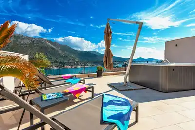 Image de Charmante maison de vacances de 2 chambres avec bain Ă remous et vue sur la mer