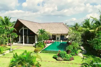 Image de Villa de luxe sur la plage avec piscine à débordement.