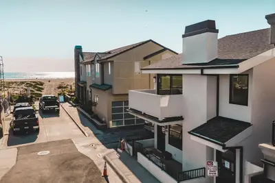 Image de 3br paradis côtier moderne | Pas de la plage | Récemment rénové! ❤ par AvantStay