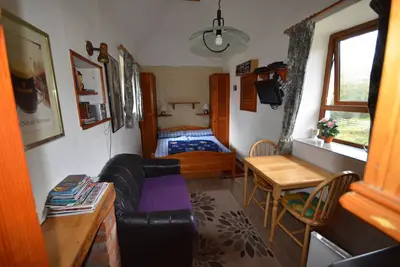 Image de chalet au toit de chaume pour 2 personnes avec lit double