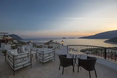 Image de Appartement de luxe de 2 chambres avec vue imprenable sur la mer et grandes piscines d'eau salée