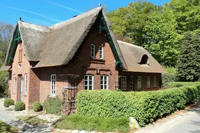 Image de Appartement familial dans une maison au toit de chaume, près de la mer Baltique