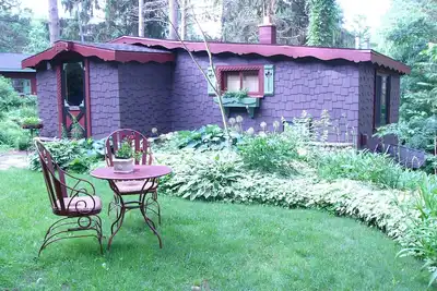 Image de Enchanted Lakeside Cottage Niché dans vivaces Gardens