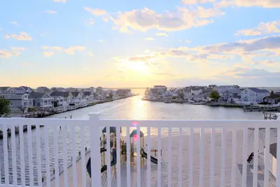 Image de Nouveau! Front de mer! Lavallette Ă Monterey Beach dort 14 w \/ dock! Location Ă la semaine