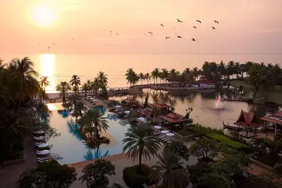 Image de Condo bord de mer avec pleine vue sur la mer et les installations d'un complexe 5 étoiles