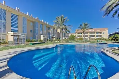 Image de Moderne appartement rez de chaussée de dormir quatre Wifi, climatisation, Tv, piscine,