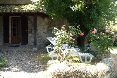 Image de Calme arboré, Spa privé, Piscine, gite de caractère au coeur de la vallée du lot