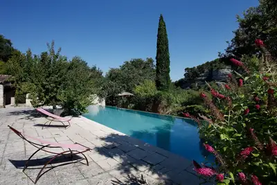 Image de Belle Demeure 400m2, 15 couchages, grande Piscine, Jardin fleuri. Calme. Confort.