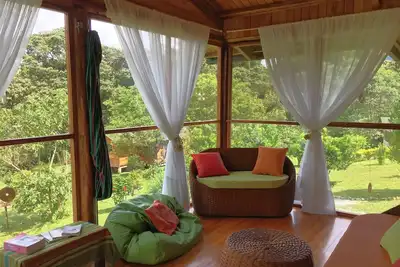 Image de Maison de campagne solaire hors réseau avec piscine naturelle et sauna dans la campagne de Mindo