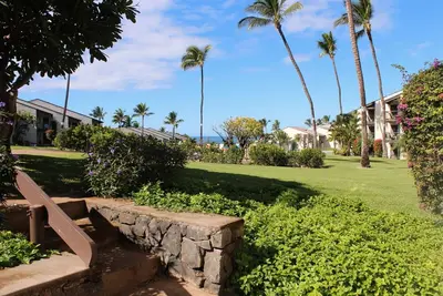 Image de Rez-de-chaussée à Hale Kamaole. Récemment rénové et à quelques pas de la piscine supérieure!