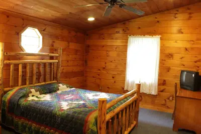 Image de Bass Bunk, une belle cabine familiale du lac Loon dans les montagnes des Adirondacks