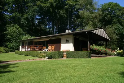 Image de Maison avec terrasse et grand jardin boisé dans domaine résidentiel privé