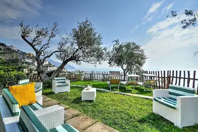 Image de Villa Eufemia: Une villa spacieuse sur trois étages face au soleil et à la mer.