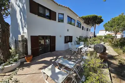 Maison de ville de 3 chambres à seulement 3 minutes à pied de la plage de Vale do Lobo et de la \"Praça\"