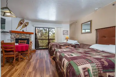 Image de Le studio B109 est meublé avec 2 lits queen-size et une seule salle de bain complète, tout comme vous le trouverez. . .