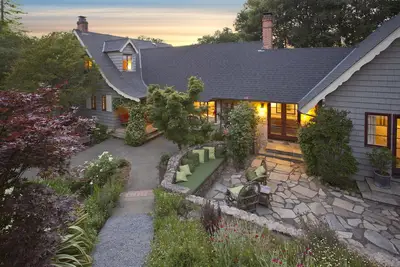 Image de Enchanteur Healdsburg Estate avec piscine luxueuse et jardins luxuriants