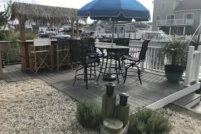Image de 4 lit 2 maison de bain sur le lagon avec quai de bateau près de la plage