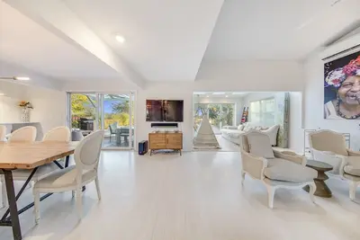 Image de Maison de plage ensoleillée / moderne attenante à une ferme et à une plage privée à Northfork