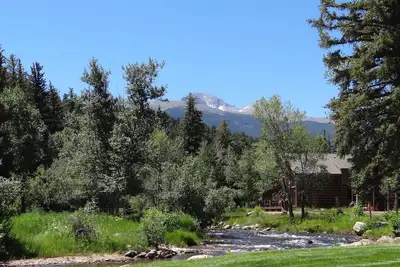 Image de Vues incroyables sur les montagnes depuis la rivière Thompson