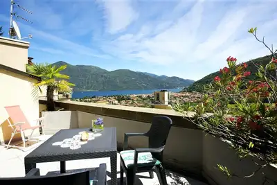 Image de Spacieux appartement de 3 chambres avec balcon ensoleillé et vue panoramique sur le lac