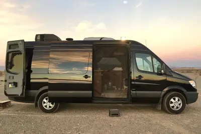 Image de Luxury Limo Adventure Sprinter pour une expérience unique \"Glamping\" de Joshua Tree.
