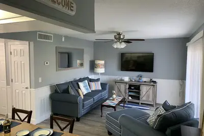 Image de Condo sur la plage / 1er étage / 2br / Rénové / Meublé / Piscine / Utilitaires inclus