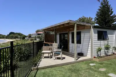 Image de Cabine au bord de la mer avec vue sur le mont Pataua et le bar Surf