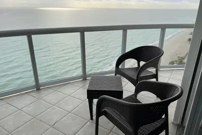 Image de Ocean & City Views. 2 bedrooms 3 bathrooms. Oceanfront Bldg. Sunny Isles Bch, Fl