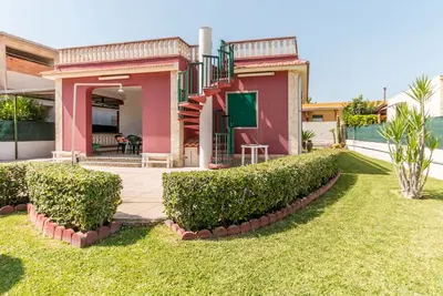 Image de Maison rouge près de la plage et