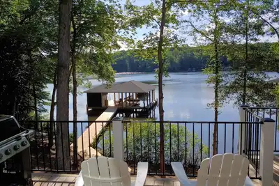 Image de Nouveau! \"Les pieds dans l'eau\" au lac Gaston: une nouvelle maison personnalisée sur une grande crique