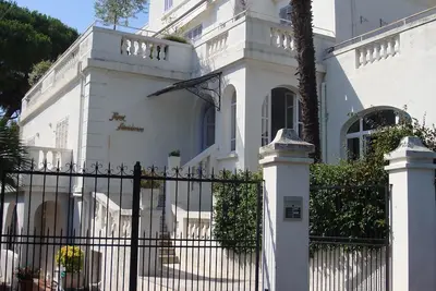 Image de Emplacement incroyable de la CĂ´te d'Azur! Nouvelle cuisine et appareils Ă partir de juin 2019!