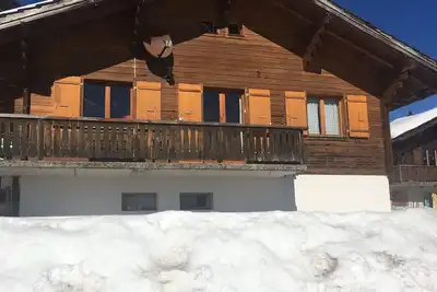 Image de chalet confortable et cosy avec superbe vue sur la montagne