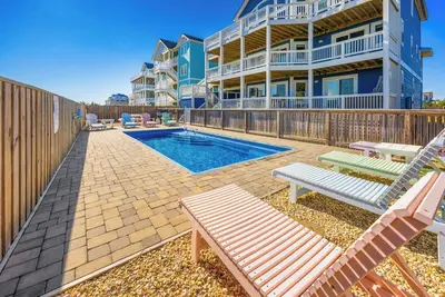 Image de Oceanfront Home- Pool, bain à remous, ascenseur, salle de jeux, vues à couper le souffle