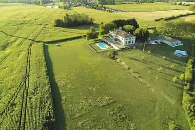Image de Charmante propriété 17e, 32 pers. , 14 ch. , 2 Piscines, Billard, Vues imprenables