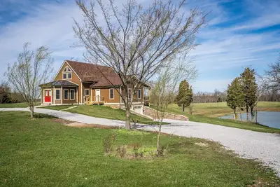 Image de Maison spacieuse avec lac privé et écuries