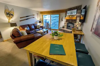 Image de Condo de luxe avec WiFi gratuit, parking, piscine chauffée, bains à remous, navette pour les skieurs