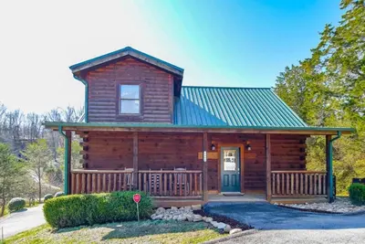 Image de * A + Emplacement *! 2 miles à Parkway et 5 miles à Dollywood! WiFi rapide, bain à remous!