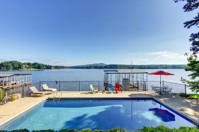 Image de Grande maison spacieuse au bord du lac avec vue sur la piscine et la montagne!