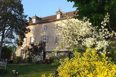 Image de Maison de maître à la campagne, parc arboré et piscine
