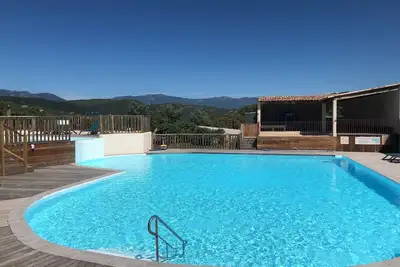 Image de Charmant 3 pièces en rez de jardin avec piscine de 300m2
