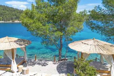 Maison en pierre avec trois chambres, position sur le front de mer et plage privée